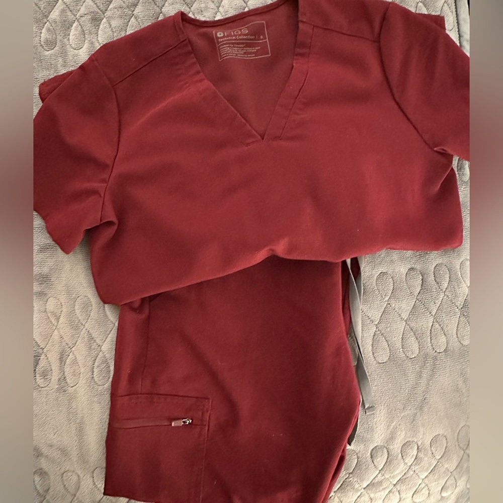 FIGS set- maroon